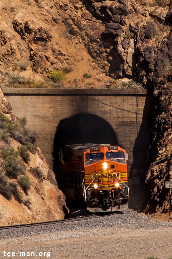 BNSF 4345 emerging from tunnel 10. Walong (CA), 25.5.2014