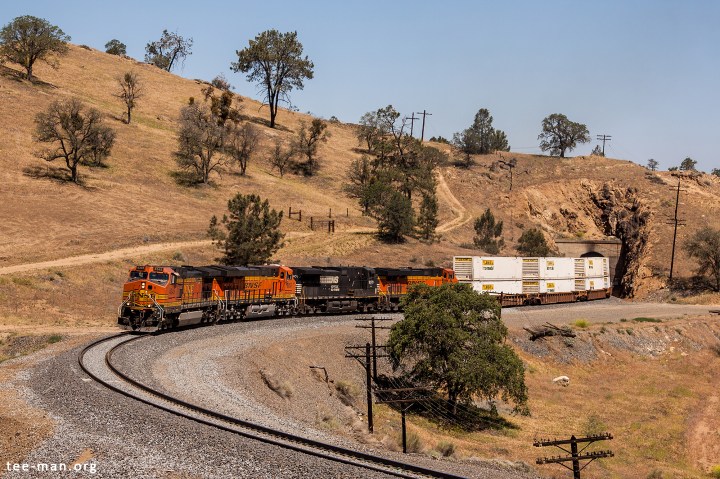 BNSF 4345, 2 sisters and a Norfolk Southern cousin lead an eastbound double stack container train. Walong (CA), 25.5.2014