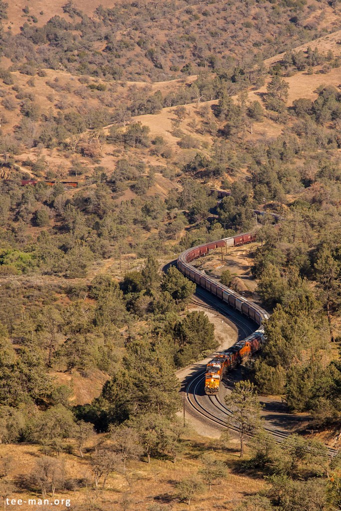 BNSF 4146 heading a westbound grain train up the hill. Walong (CA), 25.5.2014