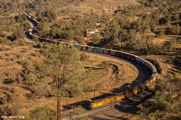 UP 8069 leads a westbound manifest through Walong (CA), 25.5.2014