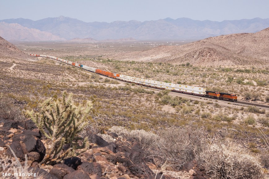 BNSF 6916, Yucca (AZ) 27-5-2014