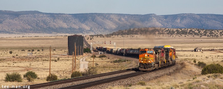BNSF 4090 is heading west through Aubrey Valley, west of Seligman. Pica (AZ), 28.5.2014