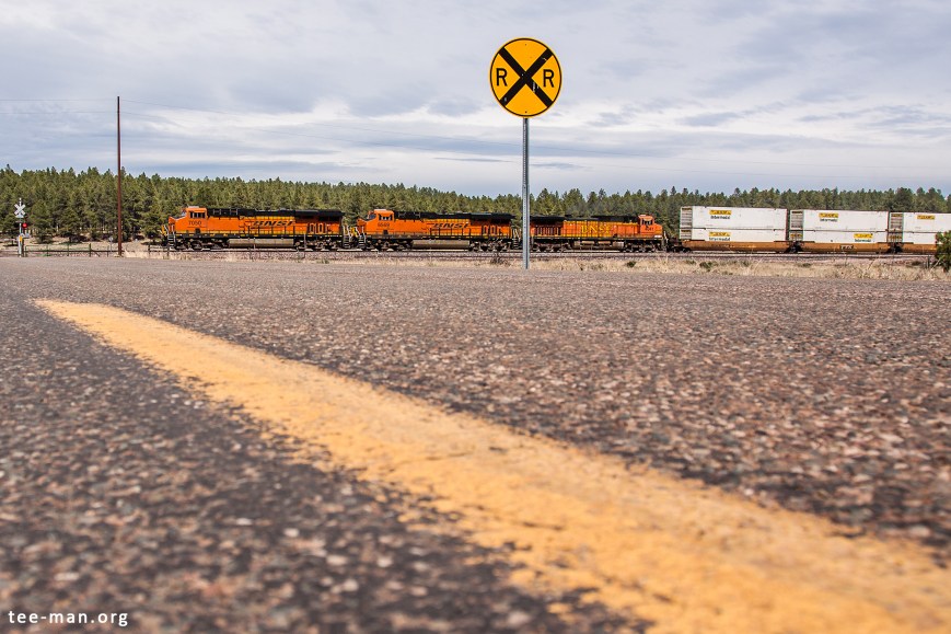 Another westbound doublestacker, crossing Friar Tuck Trail. Williams (AZ), 29.5.2014