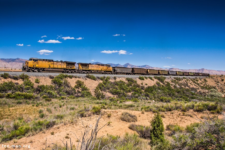 UP 6770 hauls a coal train north towards Price River Canyon. Cedar (UT), 1.6.2014
