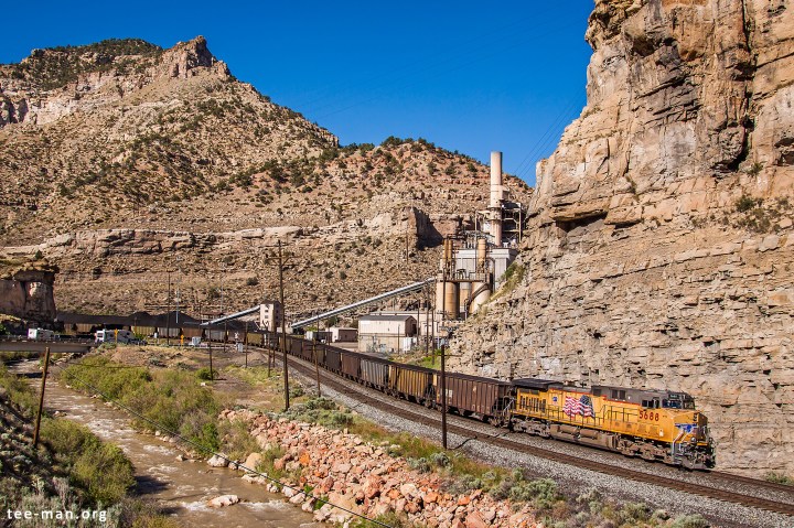 UP's 5688 pushes a heavy coal train uphill. Castle Gate (UT), 1.6.2014