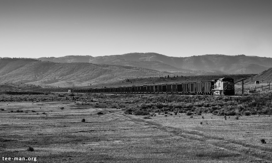 We see UP's 5688 still pushing, or maybe also braking the train on its way down to Salt Lake City. Colton (UT), 1.6.2014