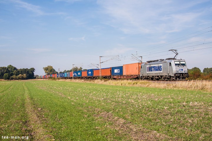 Metrans 386 013 heading towards the Czech Republic. There seems to be a remarkable amount of traffic on Sunday heading south from the port region of Hamburg. Güterglück, 25.9.2016.