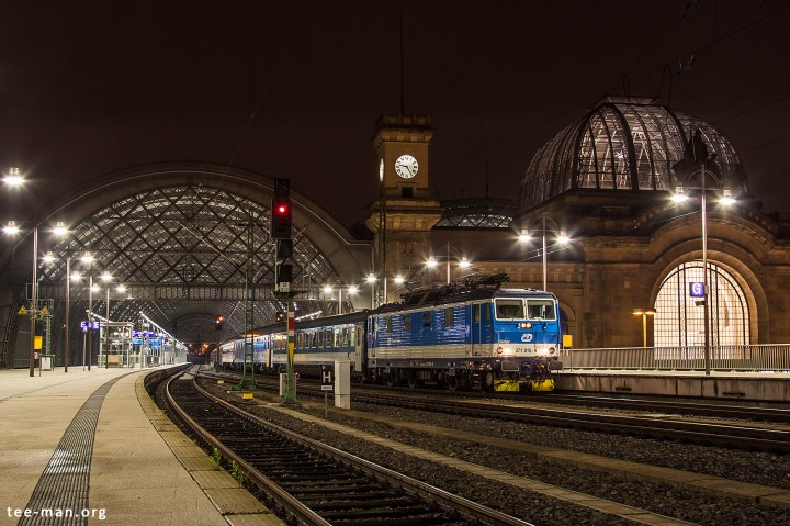 CD 371 015 has just taken over from two DB 101 locomotives. It is ready to continue the journey of Euronight 477 that connects Berlin to Budapest. Dresden Hbf, 18.9.2016