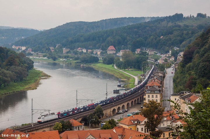 ITL's 186 139 is hauling a car train into Germany, seen here while passing Königstein. 19.9.2016