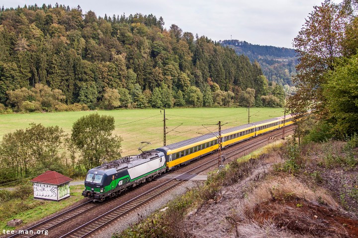 Regiojet's 193 227, hired from European Locomotive Leasing, hauls an international train from Prague all the way to Košice. Seen here at Bezpráví, 21.9.2016.
