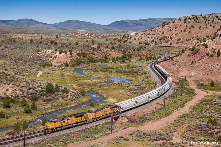 UP 8635 leads a mixed train downhill through the hills of Kyune. Kyune (UT), 2.6.2014.