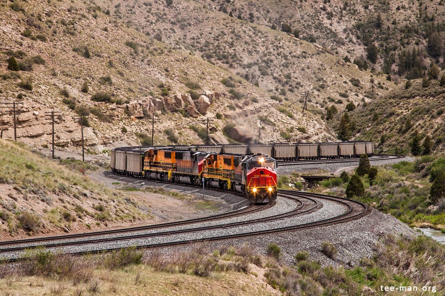 The road to the top is curvy and steep. UTAH 5003 and 10 sisters (of whom 6 are not visible) will get their coal train there eventually. Kyune (UT), 2.6.2014