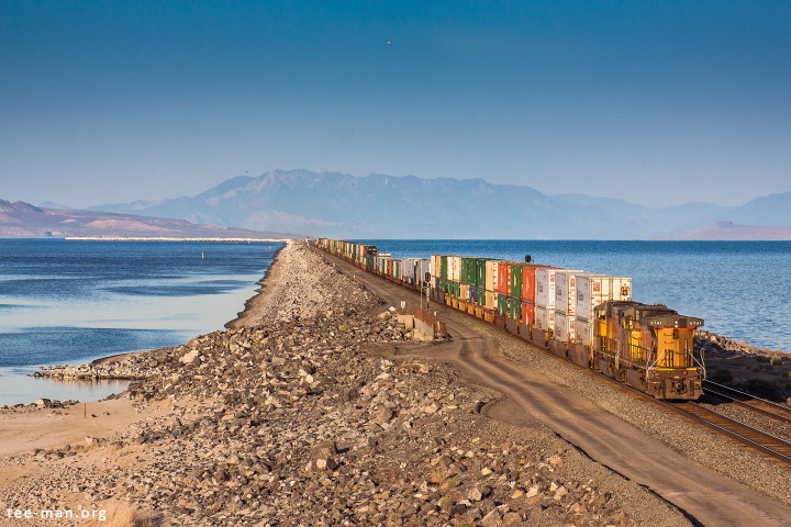 UP 6741 and a sister push a train over the Great Salt Lake. Lakeside (UT), 3.6.2014