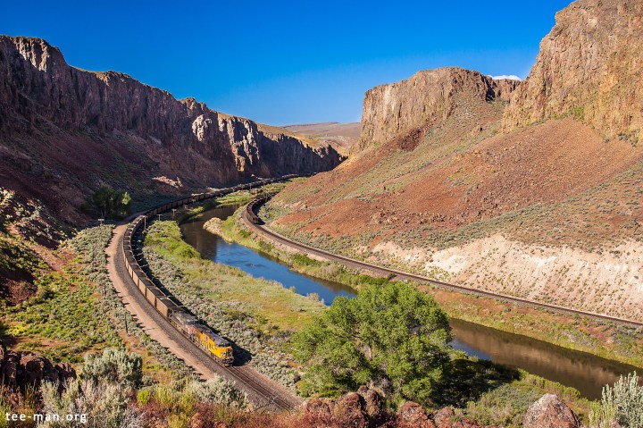 UP 8106 and a sister haul a westbound coal train. Palisade (NV), 4.6.2014