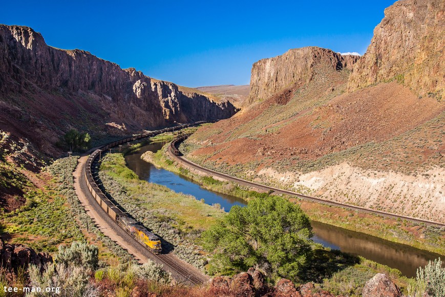 UP 8106 and a sister haul a westbound coal train. Palisade (NV), 4.6.2014