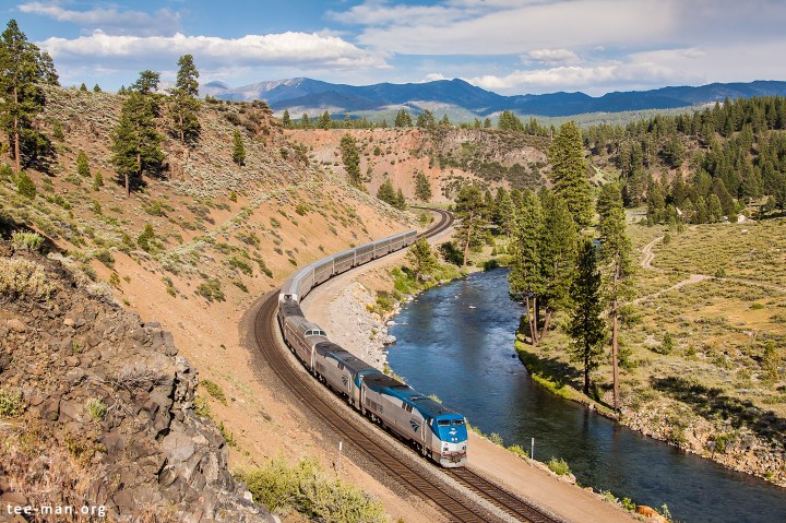 Amtrak 198 with the California Zephyr to San Francisco along the Truckee river. Truckee (CA), 5.6.2014