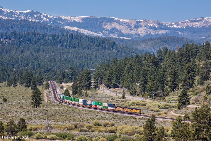 Standing on a rocky slope, we made photos of the last trains of our vacation. Among others, this eastbound container train hauled by Union Pacific's 8774. Truckee, 6.6.2014