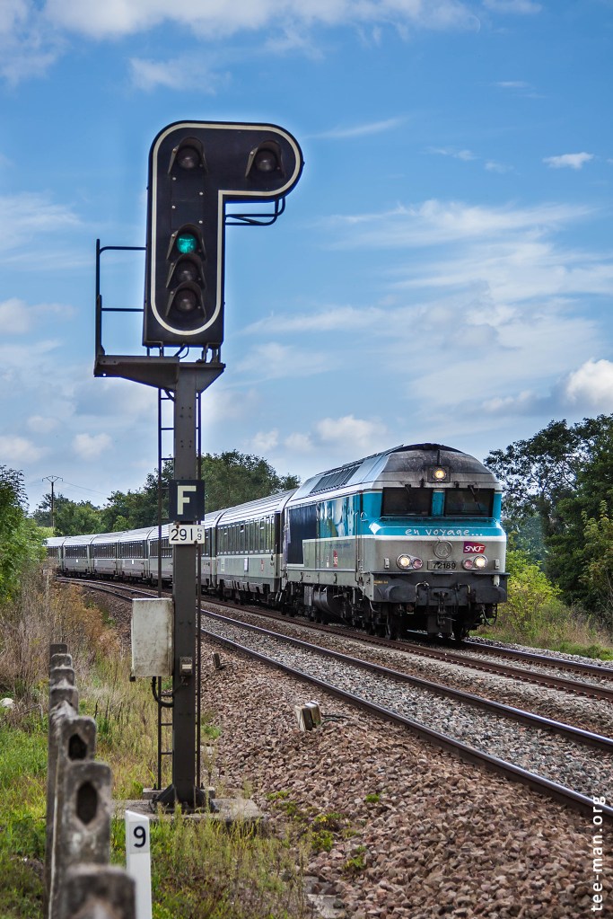 Framed by a typical French signal at Humes-Jorquenay, the intercités to Paris runs past a photographer that will soon continue his way back home. 20.9.2015