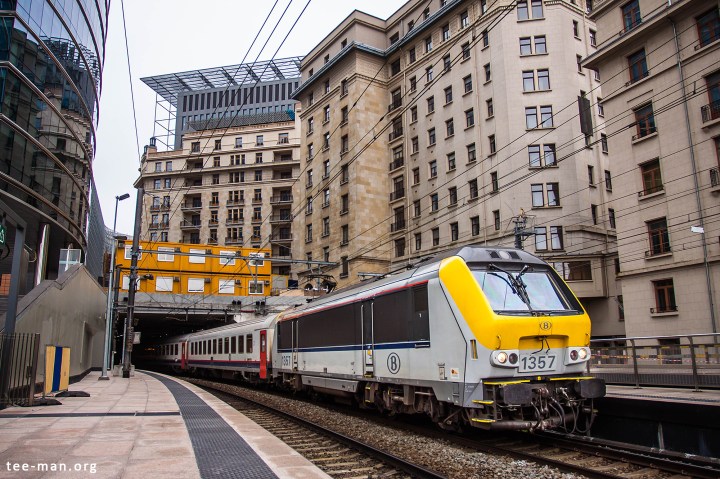 The Eurocity to Basel halts at the heart of Europe, Brussels-Schuman. 16.10.2015