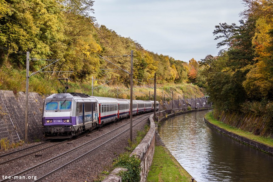 The Eurocity to Brussels along the canal at Arzviller. 24.10.2015