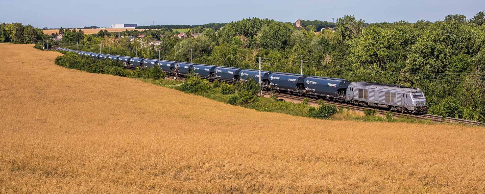 Lineas locomotive with grain train from Dunkerque to Tergnier.