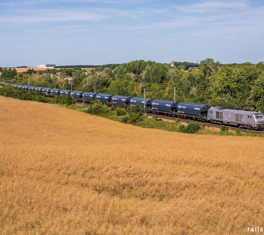 Lineas locomotive with grain train from Dunkerque to Tergnier.