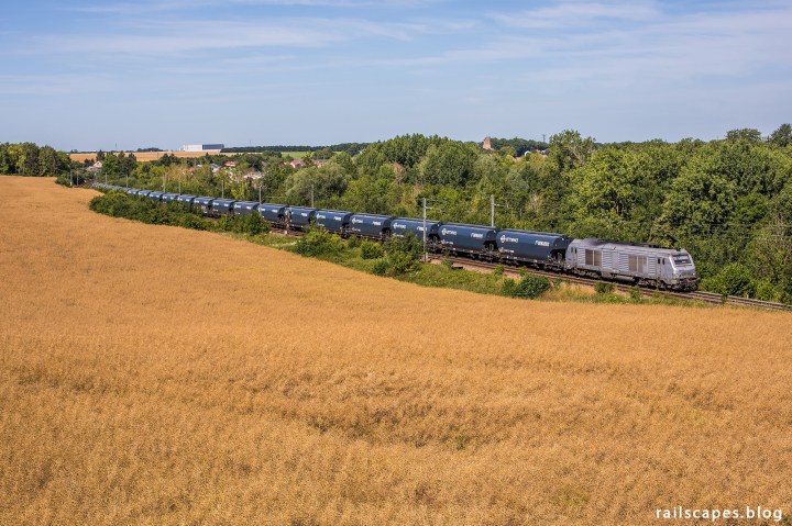 Lineas locomotive with grain train from Dunkerque to Tergnier.