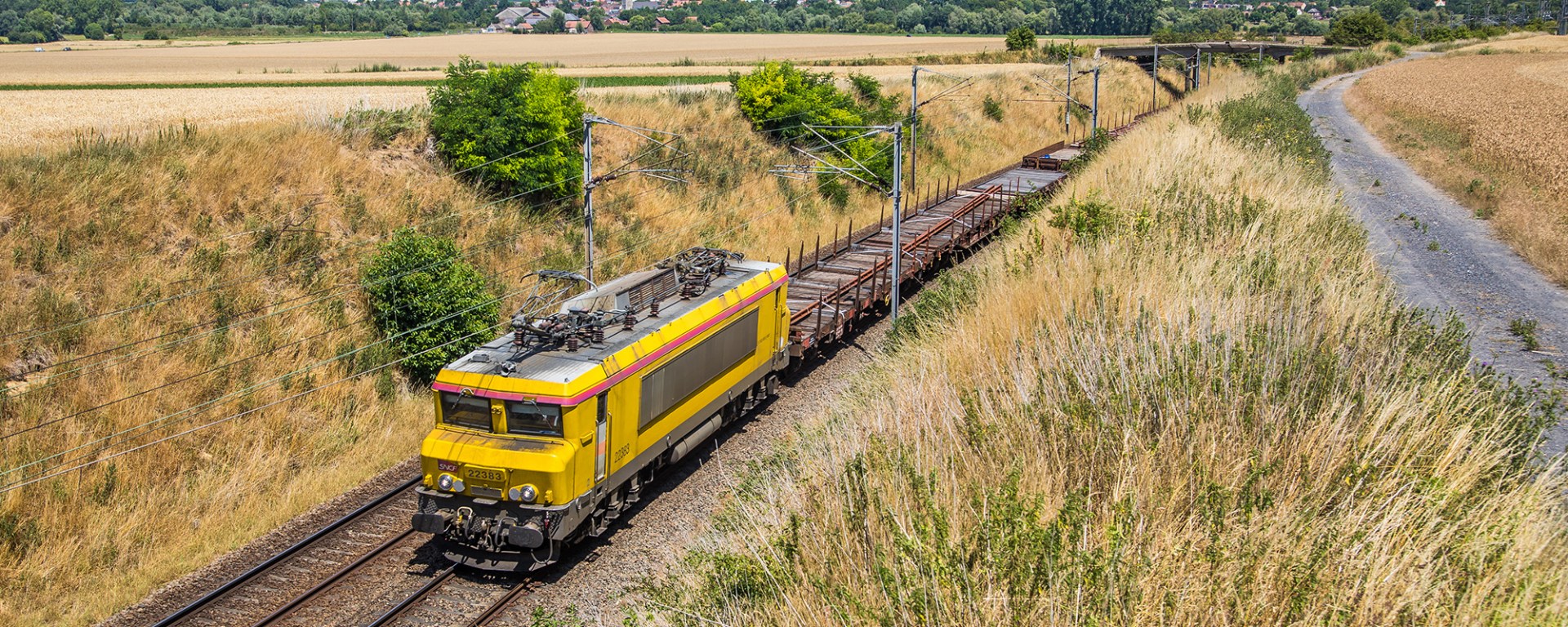 SNCF infrastructure train from Lille to Tergnier.