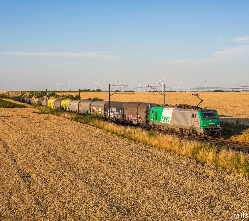 Hexafret mixed train from Somain to Hendaye.